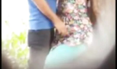 กับนักกวียงร้องซึ่งติดอยู่กับความคิดที่เก้าอี้ ดู วี ดิ โอ โป๊
