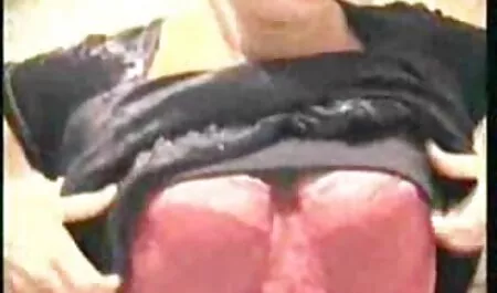 บีบอัดภายใต้ผ้าขนหนูเห็นบนโต๊ะนวด วิดีโอ โปั