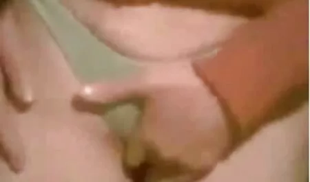 เธอผลักดันคนหนุ่มสาวลิซ่าเข้าไปในหลุมและ semen เหลือบนหน้าเธอ วิดีโอ xxxxxx